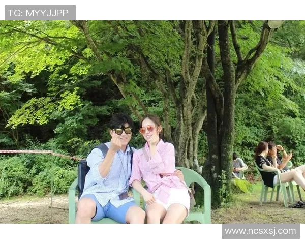 足球明星情侣合影温馨瞬间展现甜蜜爱情力量